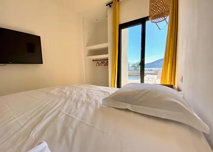 De Standing Avec Magnifique Vue Et Piscines Privées, Villa Sagone (Corsica)