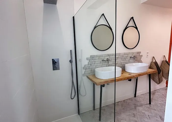 De Standing Avec Magnifique Vue Et Piscines Privées, Sagone (Corsica)