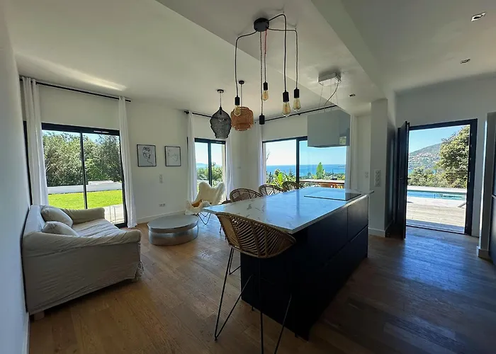 De Standing Avec Magnifique Vue Et Piscines Privées, Sagone (Corsica)