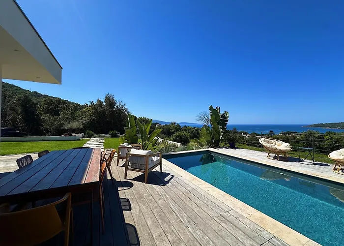 De Standing Avec Magnifique Vue Et Piscines Privées, Villa Sagone (Corsica)