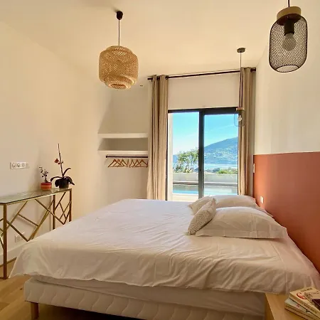 Βίλα De Standing Avec Magnifique Vue Et Piscines Privees,