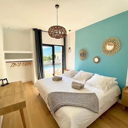 Βίλα De Standing Avec Magnifique Vue Et Piscines Privees, *