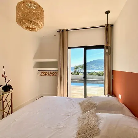 Βίλα De Standing Avec Magnifique Vue Et Piscines Privees,