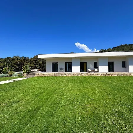 Βίλα De Standing Avec Magnifique Vue Et Piscines Privees,